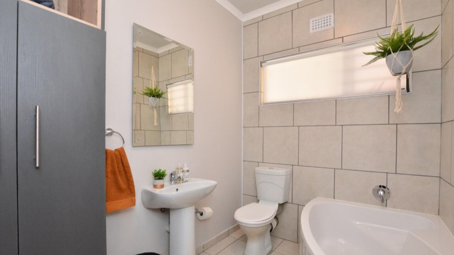 To Let 2 Bedroom Property for Rent in Van Der Hoff Park North West